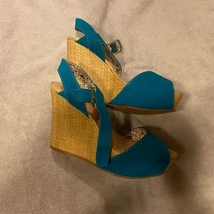 Arizona wedge size 9.5 fits like a 9